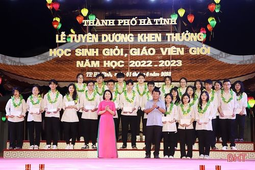 Bí thư Thành ủy Dương Tất Thắng và Phó Giám đốc Sở GD&ĐT Nguyễn Thị Nhung Quyên trao thưởng cho 30 em đạt học sinh giỏi quốc gia.