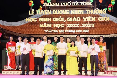 ... 15 giáo viên có nhiều thành tích trong công tác bồi dưỡng học sinh giỏi cấp tỉnh.