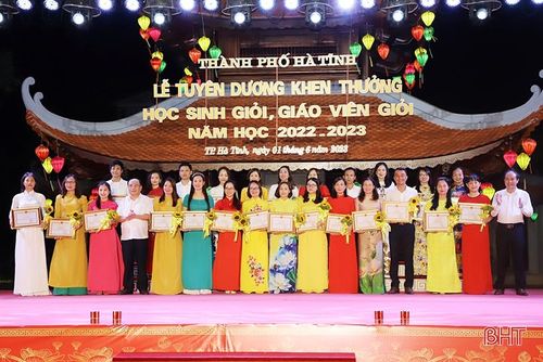 ... 25 giáo viên đạt danh hiệu giáo viên dạy giỏi, giáo viên chủ nhiệm giỏi cấp tỉnh.