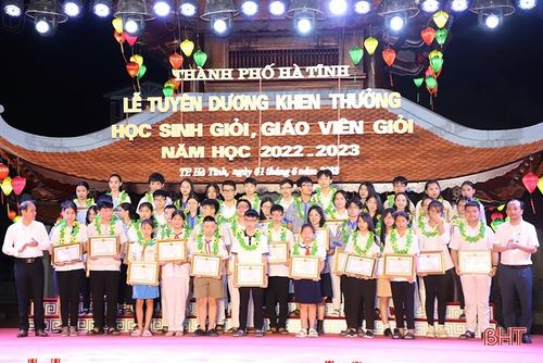 ... trao giấy khen cho 46 em đạt giải ba trong các kỳ thi học sinh giỏi cấp tỉnh và các cuộc thi, hội thi cấp tỉnh.