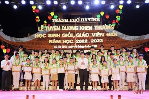 Lãnh đạo TP Hà Tĩnh trao giấy khen cho 49 em đạt giải nhất trong các kỳ thi học sinh giỏi cấp tỉnh và các cuộc thi, hội thi cấp tỉnh...