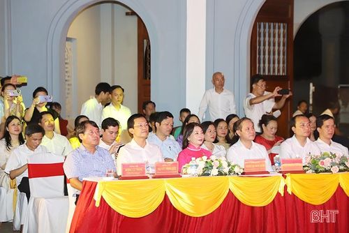Đại biểu dự lễ tuyên dương.