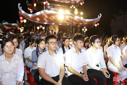 Các em học sinh tham dự lễ tuyên dương.