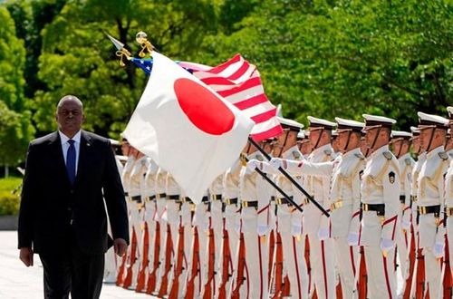 Bộ trưởng Quốc phòng Mỹ Lloyd Austin duyệt đội danh dự tại Tokyo, ngày 1/6/2023. (Nguồn: AFP)