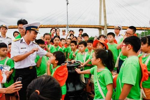 Học sinh tham gia giao lưu cùng chiến sỹ hải quân trong trại Hè. (Ảnh: EcoCamp)