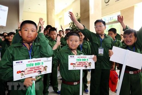 Các "chiến sỹ" nhí của Thông tấn xã Việt Nam tham gia Học kỳ quân đội. (Ảnh: TTXVN)