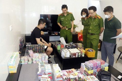 Lực lượng chức năng kiểm tra, thu giữ các sản phẩm thuốc lá điện tử nhập lậu. Ảnh: TTXVN.