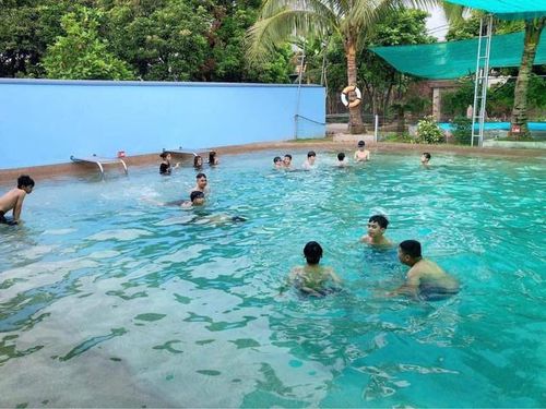 Cho trẻ tham gia một số khóa học phát triển kỹ năng mềm.
