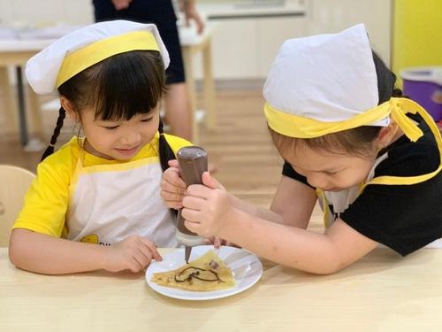 Cha mẹ hãy cùng bé tham gia vào các trải nghiệm nấu nướng.