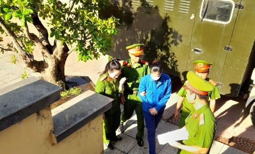 Lực lượng Công an dẫn giải bị cáo Thùy Linh đến phiên tòa.
