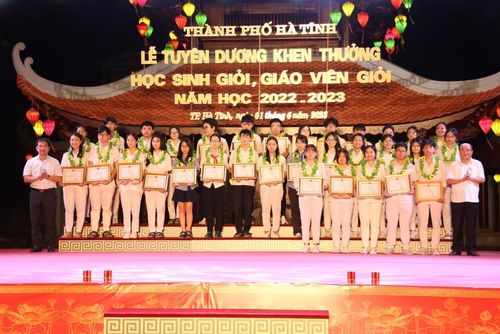 Lãnh đạo thành phố Hà Tĩnh và các đại diện Sở ban ngành tuyên dương, khen thưởng những em học sinh có thành tích xuất sắc trong năm học 2022-2023.
