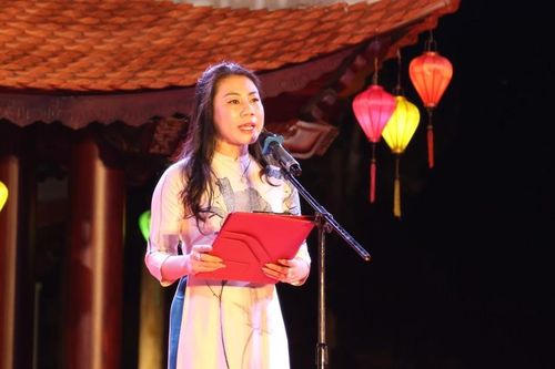 Bà Trần Thị Thủy Nga - Trưởng phòng GD&ĐT thành phố Hà Tĩnh báo cáo kết quả đạt được trong năm học 2022-2023.
