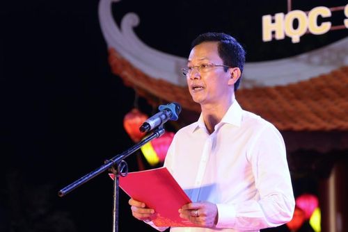Ông Nguyễn Trọng Hiếu - Chủ tịch UBND thành phố Hà Tĩnh chúc mừng kết quả đạt được của ngành Giáo dục trên địa bàn trong năm học 2022-2023, đề nghị tiếp tục phát huy, không ngừng đổi mới, sáng tạo để đạt nhiều thành tích cao hơn nữa.