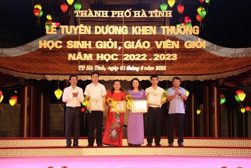 ... và tập thể xuất sắc được tuyên dương tại buổi Lễ.