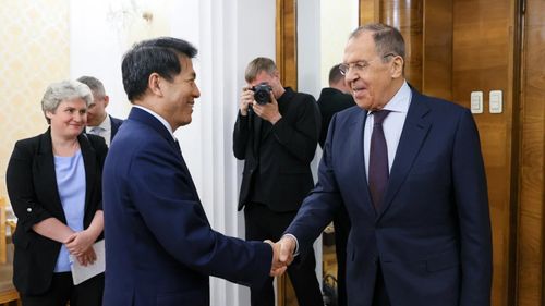 Đặc phái viên Trung Quốc về các vấn đề Á-Âu Lý Huy (Li Hui) gặp Ngoại trưởng Nga Sergey Lavrov ở Moscow, ngày 26/5/2023. Ảnh: Getty Images