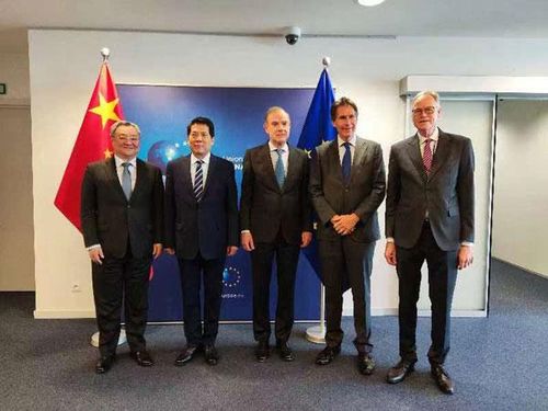 Đặc phái viên Trung Quốc về các vấn đề Á-Âu Lý Huy (Li Hui) gặp các quan chức Liên minh Châu Âu (EU) tại Brussels, Bỉ, ngày 25/5/2023. Ảnh: CGTN