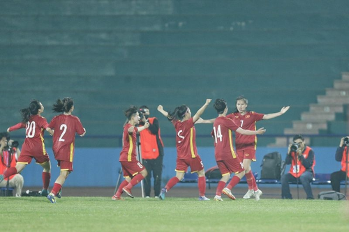 Các cầu thủ U20 nữ Việt Nam mừng bàn thắng vào lưới U20 nữ Iran. Ảnh: VFF