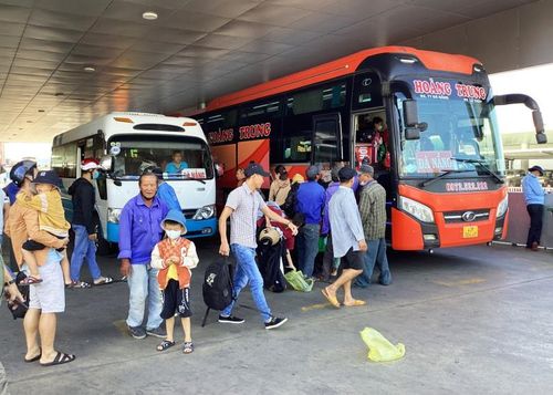 Du khách xuống xe đò tại Bến xe Trung tâm vào chiều 2-6.