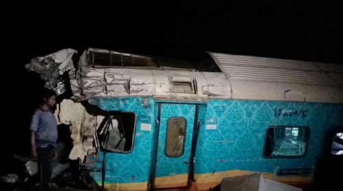 Vụ va chạm xảy ra vào khoảng 7 giờ tối giờ địa phương khi tàu Howrah Superfast Express, chạy từ Bangalore đến Howrah, Tây Bengal, trật bánh và va vào tàu Coromandel Express, chạy từ Kolkata đến Chennai, các quan chức đường sắt cho biết.