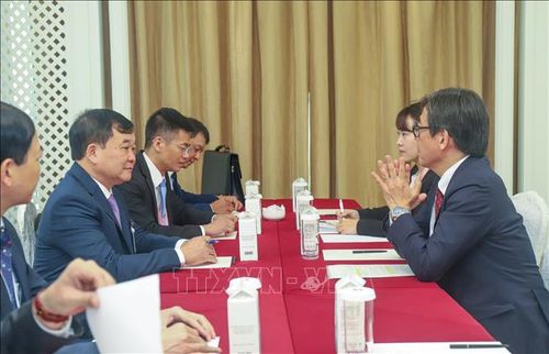 Thượng tướng Hoàng Xuân Chiến, Thứ trưởng Quốc phòng gặp Thứ trưởng Quốc phòng Nhật Bản Masami Oka ngày 3/6. Ảnh: Lê Dương/Pv TTXVN tại Singapore