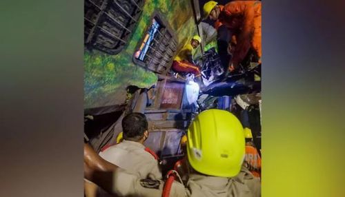 Ba đội ứng phó thảm họa quốc gia đang có mặt tại nơi xảy ra tai nạn và sáu đội nữa đang được huy động. Ảnh: AP.