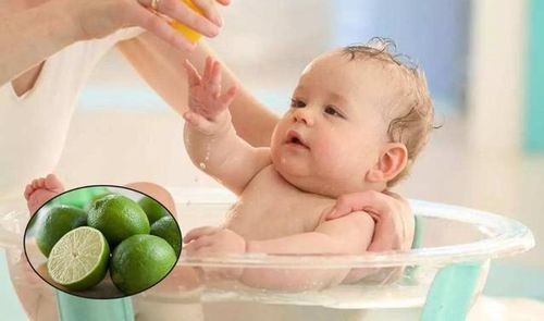 Chỉ tắm nước chanh tươi cho trẻ khi trên da trẻ không có vết trầy xước.