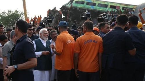 Thủ tướng Ấn Độ Narendra Modi thị sát hiện trường vụ tai nạn đường sắt ở bang Odisha ngày 3-6