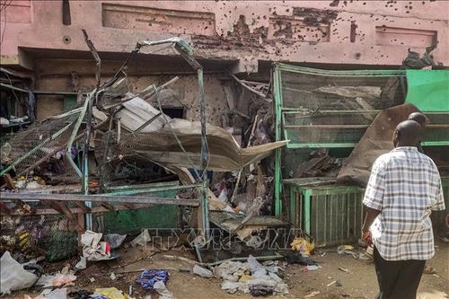 Cảnh đổ nát sau các cuộc pháo kích vào một khu chợ ở thủ đô Khartoum, Sudan, ngày 1/6/2023. Ảnh: AFP/TTXVN