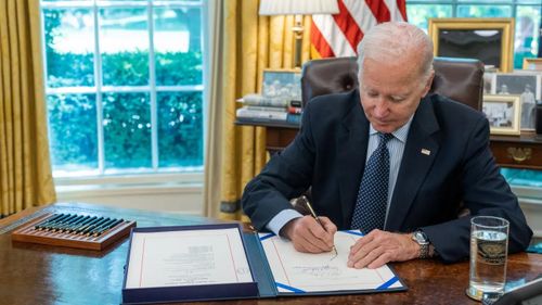 Tổng thống Mỹ Joe Biden ký ban hành "Đạo luật Trách nhiệm Tài chính năm 2023"