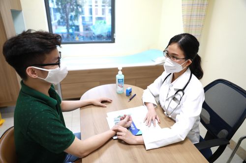 Bác sĩ Huỳnh Hoài Phương khám cho người bệnh tại phòng khám Tiêu hóa, Bệnh viện Đa khoa Tâm Anh TP.HCM.
