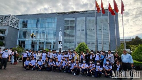 Các em học sinh, sinh viên có dịp trải nghiệm trong Tuần lễ NASA Việt Nam.