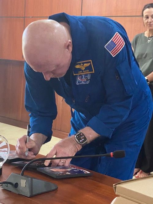 Ông Michael. A. Baker, cựu phi hành gia NASA ký tên tặng quà lưu niệm cho lãnh đạo tỉnh Hậu Giang