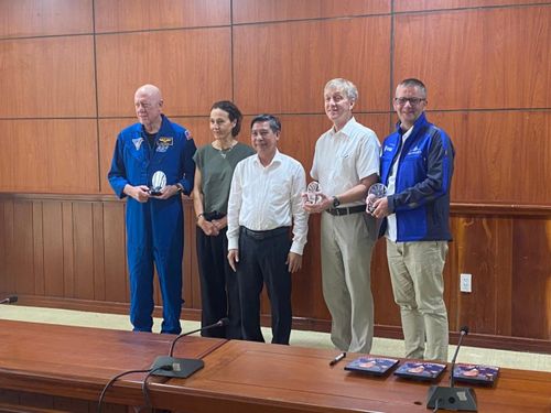 Lãnh đạo UBND tỉnh Hậu Giang tặng quà lưu niệm cho đoàn NASA