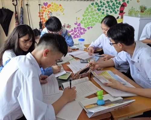 Học sinh trường THPT Chuyên Lào Cai đang gấp rút ôn tập.