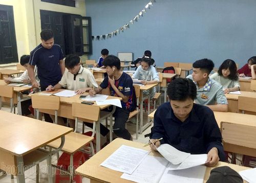 Giáo viên Trường THPT Trần Can, huyện Điện Biên Đông ôn tập, phụ đạo thêm cho học sinh vào buổi tối.