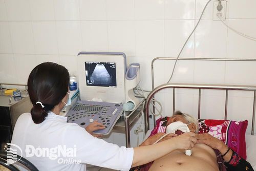Bác sĩ Trung tâm Y tế H.Nhơn Trạch siêu âm cho người cao tuổi tại xã Phú Đông.
