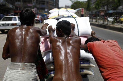 Người lao động Bangladesh làm việc dưới thời tiết nóng bỏng. Nguồn: Bloomberg.