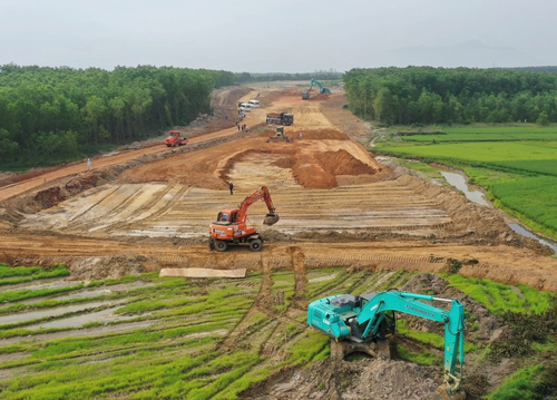 Thi công dự án cao tốc Quảng Ngãi - Hoài Nhơn (Bình Định) thuộc tuyến cao tốc Bắc - Nam. Ảnh: THANH XUÂN