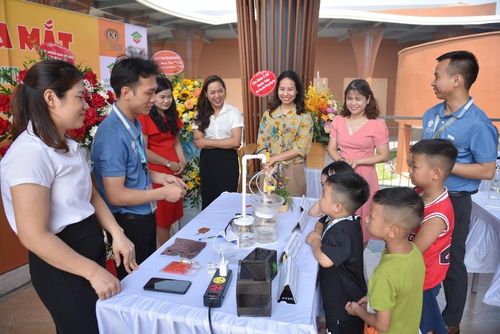 Cô giáo Khánh Vân - Phòng GD huyện Đông Anh, Ban Giám hiệu Trường MN Đông Hội và các bé hào hứng trải nghiệm các mô hình STEM sáng tạo, thông minh trong chương trình.