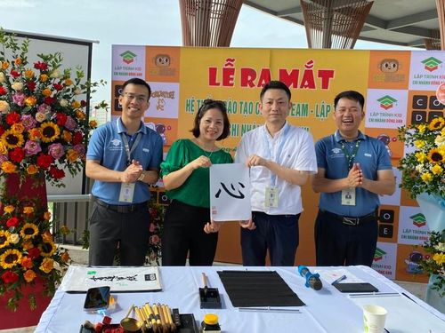 Thầy Ikehata Shuji - Chuyên gia Nhật Bản viết tặng chữ Thư pháp cho chị Phương - phụ huynh tham gia trải nghiệm trong chương trình.