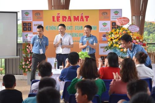 Các em được khám phá và trải nghiệm công nghệ, đồng thời học được những kiến thức mềm quan trọng cho thế giới số 4.0.