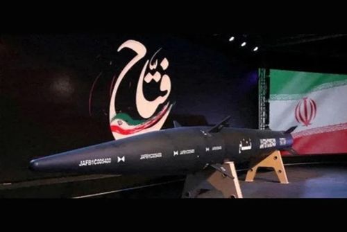 Tên lửa đạn đạo siêu thanh Fattah. Ảnh: Reuters