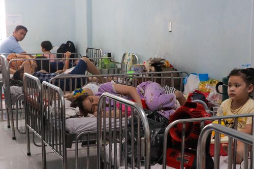 Nhiều bệnh nhi mắc tay chân miệng được đi khám khi bệnh đã trở nặng. Ảnh: Linh Thùy.