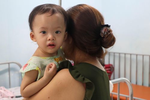 Chị em sinh đôi Mia và Min đều phải nhập viện vì tay chân miệng. Ảnh: Linh Thùy.