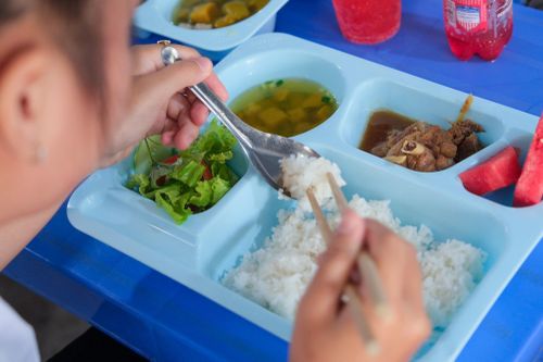 Mỗi suất ăn có đầy đủ các món canh, món mặn, món xào và tráng miệng.