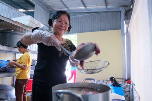 Thầy và trò trường THCS & THPT Trần Ngọc Hoằng cùng tham gia hỗ trợ bếp ăn tiếp sức mùa ôn thi.