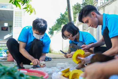 Công đoàn viên, giáo viên trường tích cực tham gia hỗ trợ bếp ăn trường.