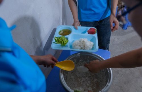 Thầy và trò cùng vào bếp.