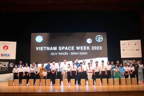 Tặng quà cho 20 em học sinh vượt khó học tốt trên địa bàn tỉnh Bình Định.