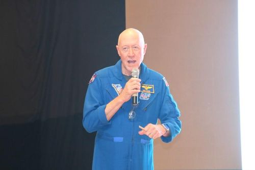 Cựu phi hành gia Michael Baker chia sẻ những câu chuyện, kỷ niệm khi làm việc trên không gian.